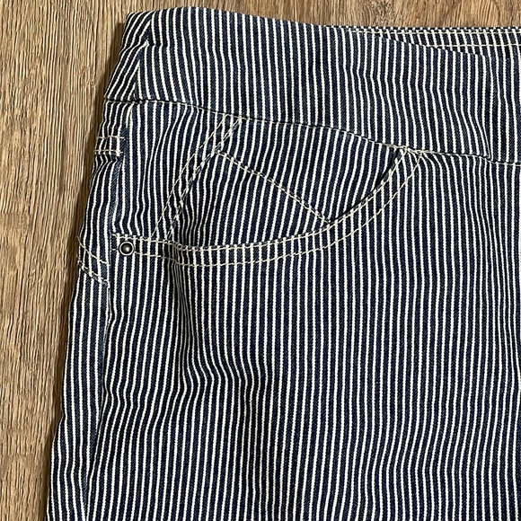 Liz Claiborne Striped Pull On Stretchy Jean Shorts Denim Size 16 - Picture 2 of 6